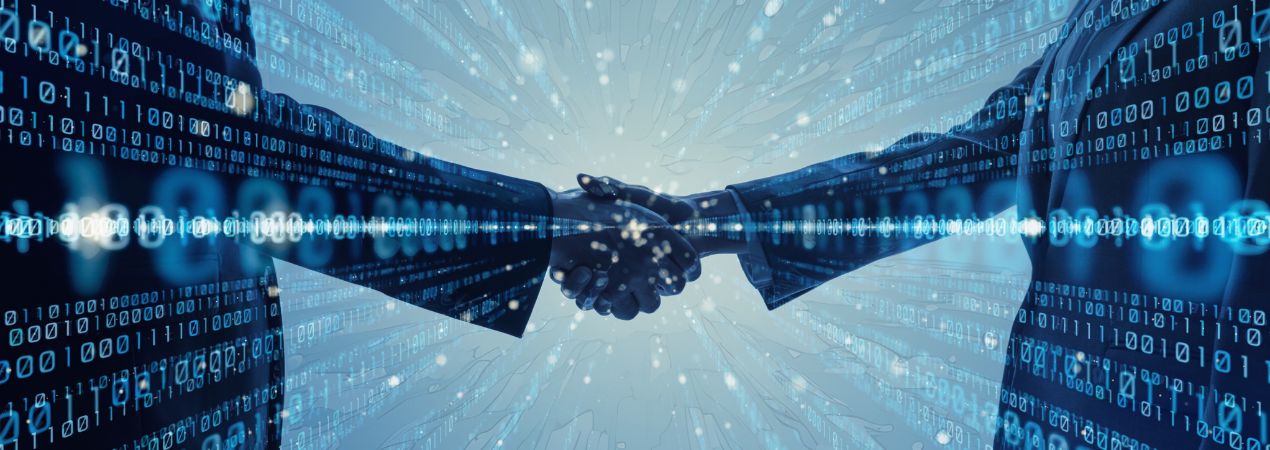 Manos que se estrechan para cerrar un acuerdo