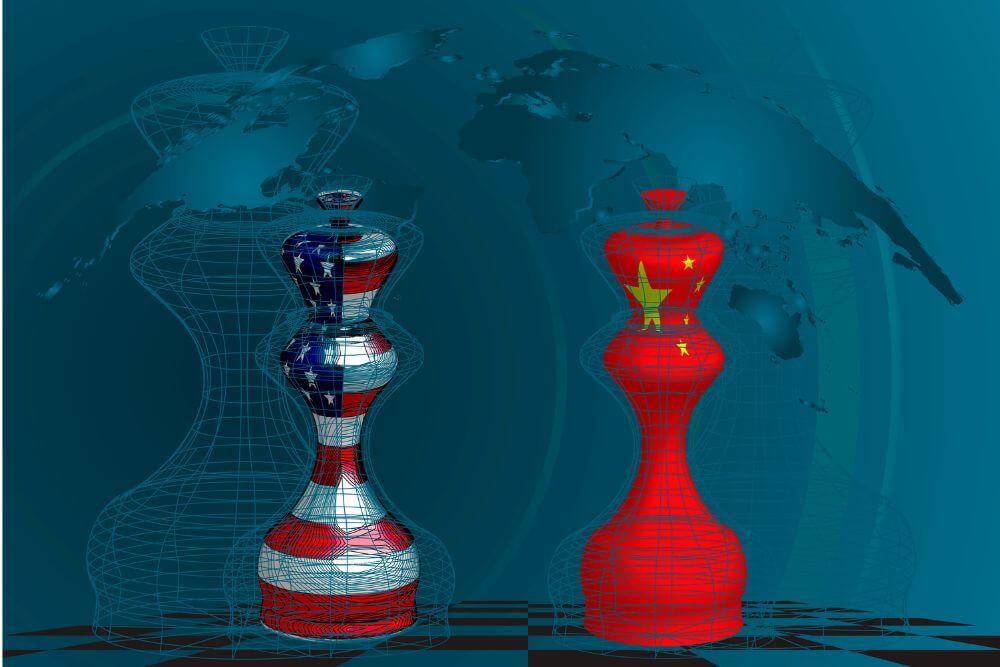 Dos fichas de ajedrez con los colores de las banderas de EEUU y China representan el proteccionismo y la geopolítica en el comercio